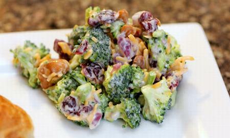 brokolicovy salat s brusinkami